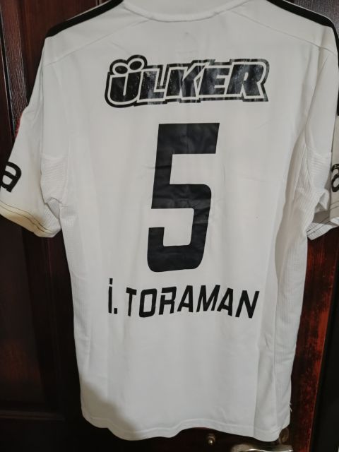 Vintage Beşiktaş İbrahim Toraman #5 White Jersey from adidas at Besiktas Shop # 